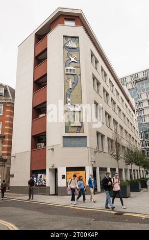 Die St. Clement's Mural von Harry Warren Wilson an der Seite des LSE St Clement's Building, London School of Economics, London, WC2, England, Großbritannien Stockfoto