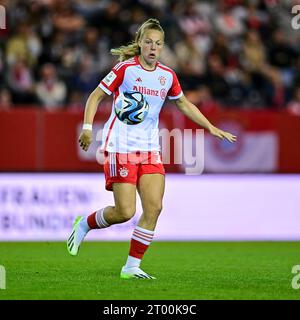 Jill Baijings (FC Bayern München, FCB, 18) am Ball, Freisteller, Ganzkörper, Einzelbild, Aktion, 02.10.2023, München (Deutschland), Fussball, Google Pixel Frauen-Bundesliga, FC Bayern München - 1. FC KÖLN, DFB/DFL-VORSCHRIFTEN VERBIETEN DIE VERWENDUNG VON FOTOS ALS BILDSEQUENZEN UND/ODER QUASI-VIDEO. Stockfoto