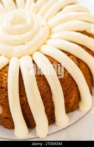 Cremiger Genuss: Karottenkuchen mit Frischkäse-Frosting Stockfoto
