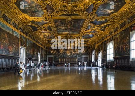 VENEDIG, ITALIEN - 18. MAI 2018: Das ist das Innere des Großen Ratshauses im Dogenpalast, gefüllt mit Touristen. Stockfoto