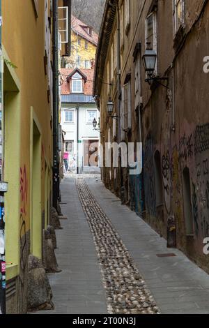 LJUBLJANA, SLOWENIEN - 7. MÄRZ 2023: Dies ist eine der schmalen Fußgängergassen in der historischen Altstadt. Stockfoto