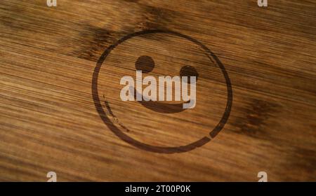 Smiley Emoticon Symbol Stempel gedruckt auf Holzkiste. Smile Emoji-Konzept. Stockfoto