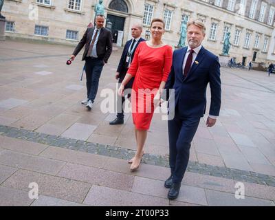 Kopenhagen, Dänemark. Oktober 2023. Premierministerin Mette Frederiksen (S) und Ehemann Bo Tengberg treffen vor der Eröffnung des Parlaments am Dienstag, den 3. Oktober 2023, zum Gottesdienst in der Schlosskirche Christiansborg ein. (Foto: Liselotte Sabroe/Ritzau Scanpix) Credit: Ritzau/Alamy Live News Stockfoto