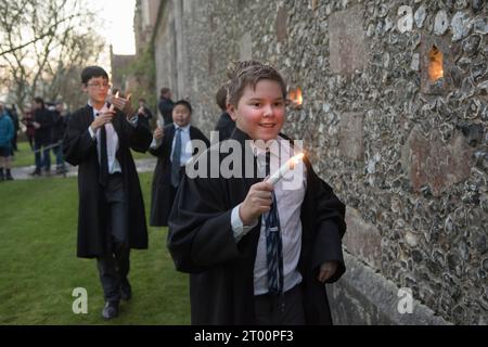 Privatschüler Großbritannien. Schüler des Winchester College bei der jährlichen Illumina-Zeremonie. Private Bildung 2020er Jahre „College Junior Men“ Dies sind Studenten, die Gelehrte sind, Lichtkerzen in Nischen in der mittelalterlichen Meads Mauer platziert. (Die Wand, die ein Spielfeld umgibt.) Winchester, Hampshire, England, 9. Dezember 2022. HOMER SYKES. Stockfoto