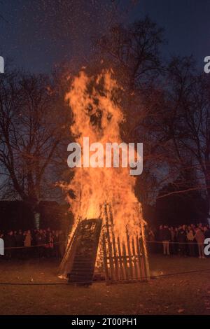 Winchester College jährliche Illumina-Zeremonie. Am Ende der Herbstzeit wird ein Lagerfeuer entzündet, während es nach unten geht. Der Chor singt das Schullied Domum. Winchester, Hampshire, England, 9. Dezember 2022. HOMER SYKES AUS DEN 2020ER JAHREN. Stockfoto