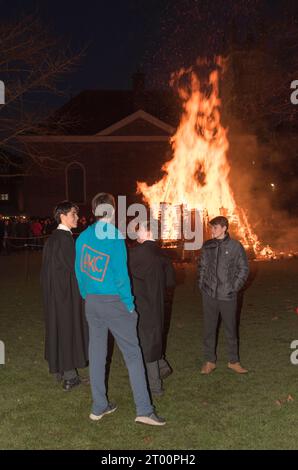 Winchester College jährliche Illumina-Zeremonie. Am Ende der Herbstzeit wird ein Lagerfeuer angezündet. Gelehrte in ihrer Schuluniform, einem schwarzen Kleid und Jungen in lässiger Kleidung. Winchester, Hampshire, England, 9. Dezember 2022. HOMER SYKES AUS DEN 2020ER JAHREN. Stockfoto