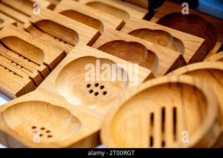 Verschiedene Seifenschalen aus Holz mit Abflusslöchern und in verschiedenen Formen Stockfoto