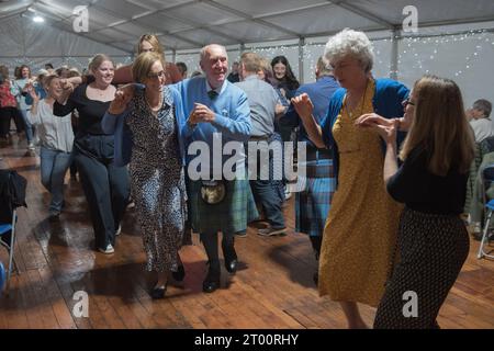 Schottische Ceilidh tanzen zu traditioneller Volksmusik. Cockenzie und Port Seton freundliche Gesellschaft der Fischer. Das Box Meeting Ceilidh. Der ehemalige Fischer und Kapitän Archie Johnston, 86 Jahre alt, tanzt mit seiner Tochter Jane in einem Festzelt, das am Hafen errichtet wurde, besonders für die Veranstaltung. September 2023 Cockenzie und Port Seton, East Lothian, Schottland. HOMER SYKES AUS DEN 2020ER JAHREN Stockfoto