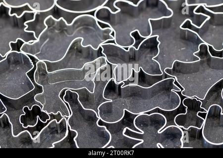 Formen zum Ausschneiden von Teig zur Herstellung von Keksen und Keksen mit verschiedenen Motiven von Tieren, Symbolen und Instrumenten Stockfoto