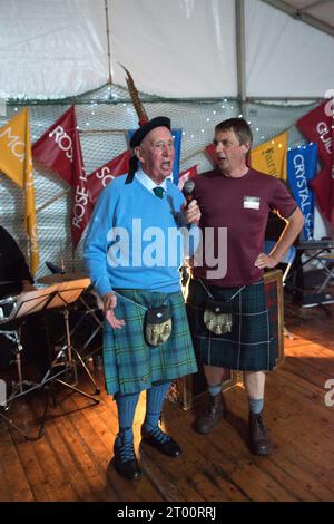 Ein ehemaliger Fischer und Kapitän Archie Johnston (86 Jahre) und Gareth Jones sangen das Scotlands Fishermans Folk Lied Aberlady Bay in der Cockenzie and Port Seton Friendly Society of Fishermen. Das Box Meeting Ceilidh. September 2023 Cockenzie und Port Seton, East Lothian, Schottland. HOMER SYKES AUS DEN 2020ER JAHREN Stockfoto