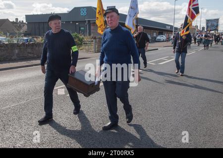 Cockenzie und Port Seton freundliche Gesellschaft der Fischer. Die Box Meeting Parade, die Box wird von Andrew Mach und Archie Johnson durch das Dorf getragen. Die Veranstaltung findet alle fünf Jahre statt. September 2023 Cockenzie und Port Seton, East Lothian, Schottland. HOMER SYKES AUS DEN 2020ER JAHREN Stockfoto