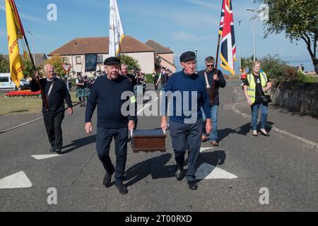 Cockenzie und Port Seton freundliche Gesellschaft der Fischer. Die Box Meeting Parade, die Box wird von Andrew Mach und Archie Johnson durch das Dorf getragen. Die Veranstaltung findet alle fünf Jahre statt. September 2023 Cockenzie und Port Seton, East Lothian, Schottland. HOMER SYKES AUS DEN 2020ER JAHREN Stockfoto