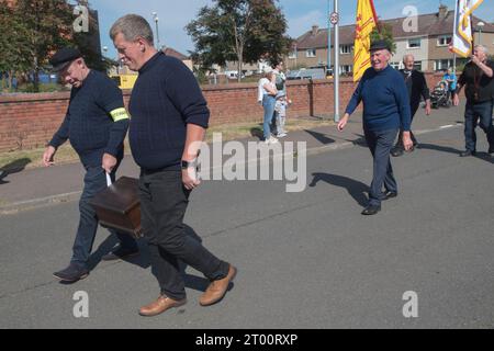 Cockenzie und Port Seton freundliche Gesellschaft der Fischer. Die Box Meeting Parade, die Box wird von Andrew Mach und Tom Johnson durch das Dorf getragen. Archie Johnson geht zurück. Die Veranstaltung findet alle fünf Jahre statt. September 2023 Cockenzie und Port Seton, East Lothian, Schottland. HOMER SYKES AUS DEN 2020ER JAHREN Stockfoto