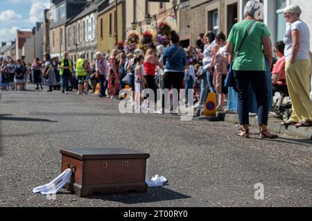 Cockenzie und Port Seton freundliche Gesellschaft der Fischer. Die Box Meeting Parade. Die Box wird auf dem Boden am „Kopf der Prozession“ platziert. Beim Tanzen vor dem Thorntree Pub. September 2023 Cockenzie und Port Seton, East Lothian, Schottland. HOMER SYKES AUS DEN 2020ER JAHREN Stockfoto