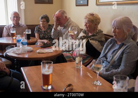 Trinken in einem lokalen Pub, Schottland. Cockenzie and Port Seton Friendly Society of Fishermen, Box Meeting Parade Day, Trinker im Thorntree Pub. September 2023 Cockenzie und Port Seton, East Lothian, Schottland. HOMER SYKES AUS DEN 2020ER JAHREN Stockfoto