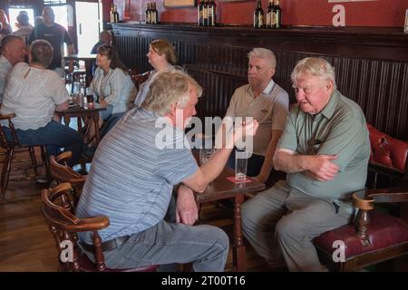 Trinken in einem lokalen Pub, Schottland. Cockenzie and Port Seton Friendly Society of Fishermen, Box Meeting Parade Day, Trinker im Thorntree Pub. September 2023 Cockenzie und Port Seton, East Lothian, Schottland. HOMER SYKES AUS DEN 2020ER JAHREN Stockfoto