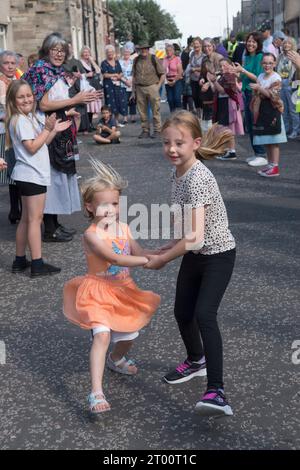 Junge Mädchen Scottish tanzt Schottland 2020er Cockenzie und Port Seton freundliche Gesellschaft der Fischer. Die Box Meeting Parade vor dem Thorntree Pub. Kinder, die an den Feierlichkeiten teilnehmen, traditioneller schottischer Tanz. September 2023 Cockenzie und Port Seton, East Lothian, Schottland. HOMER SYKES AUS DEN 2020ER JAHREN Stockfoto