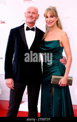 Helge-Björn Meyer und Alexandra Kamp beim 28. Leipziger Opernball 2023 in der Oper Leipzig. Leipzig, 02.10.2023 *** Helge Björn Meyer und Alexandra Kamp beim 28 Opernball Leipzig 2023 in der Oper Leipzig, 02 10 2023 Foto:XR.xStoffelsx/xFuturexImagex opernball 3218 Stockfoto