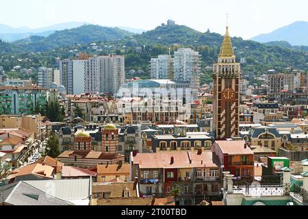 Fantastischer Blick aus der Luft auf Batumi City mit St.. Nikolaikirche und Uhrenturm auf dem Piazza Square, Region Adjara, Georgia Stockfoto