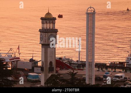 Beeindruckender Blick aus der Luft auf den Hafen von Batumi in der Dämmerung, Batumi City, Adjara Region in Georgia Stockfoto