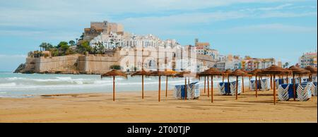 Ein Blick auf den Strand Norte in Peniscola, Spanien, mit der Altstadt und ihrer Burg im Hintergrund, in einem Panoramaformat, das als Webbanner oder Kopfzeile verwendet werden kann Stockfoto