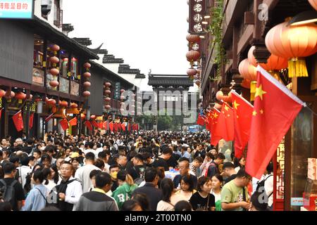 NANJING, CHINA - 3. OKTOBER 2023 - Touristen besuchen den Konfuzius-Tempel in Nanjing, ostchinesische Provinz Jiangsu, 3. Oktober 2023. Stockfoto