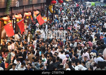 NANJING, CHINA - 3. OKTOBER 2023 - Touristen besuchen den Konfuzius-Tempel in Nanjing, ostchinesische Provinz Jiangsu, 3. Oktober 2023. Stockfoto