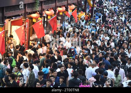 NANJING, CHINA - 3. OKTOBER 2023 - Touristen besuchen den Konfuzius-Tempel in Nanjing, ostchinesische Provinz Jiangsu, 3. Oktober 2023. Stockfoto