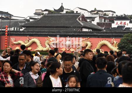 NANJING, CHINA - 3. OKTOBER 2023 - Touristen besuchen den Konfuzius-Tempel in Nanjing, ostchinesische Provinz Jiangsu, 3. Oktober 2023. Stockfoto