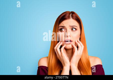 Oh, kein Konzept menschlicher Emotionen. Nahaufnahme des Porträts einer verwirrten schönen Frau mit offenem Mund, großen Augen isoliert auf gelbem Hintergrund. Junge, verängstigte Frau Stockfoto