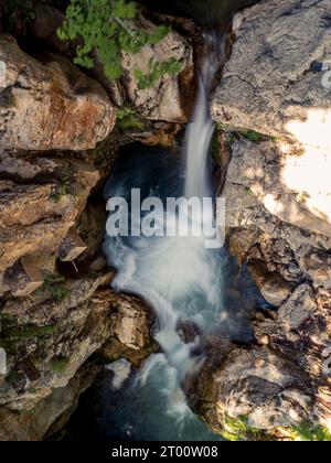 Top-Down-Luftaufnahme eines Wasserfalls in der Tscheppaschlucht in Kärnten, Österreich Stockfoto