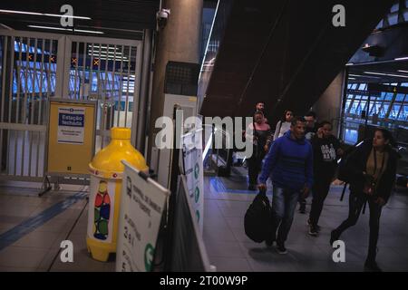 Sao Paulo, Brasilien. Oktober 2023. SP - SAO PAULO - 03/10/2023 - SAO PAULO, GREVE, METRO, CPTM, SABESP - Bewegung am Bahnhof Vila Prudente Monotrilho am Dienstag (03) Tag des Streiks von Mitarbeitern der Metro Sao Paulo, CPTM (Company of Metropolitan Trains) und Sabesp (Basic Sanitation Company of the State of Sao Paulo). Die Interessengruppen fordern die Einstellung des Privatisierungs- und Outsourcing-Prozesses durch die Regierung des Staates Sao Paulo, an dem die drei öffentlichen Unternehmen beteiligt sind. Foto: Ettore Chiereguini/AGIF Credit: AGIF/Alamy Live News Stockfoto