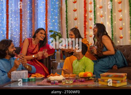 Freunde spielen zu Hause Karten während der Diwali-Feier Stockfoto