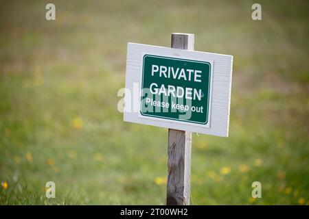 Privater Garten, bitte halten Sie das Schild raus. Stockfoto