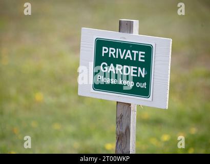 Privater Garten, bitte halten Sie das Schild raus. Stockfoto