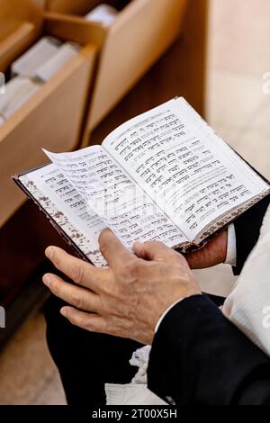 jüdischer Mann betet in der Synagoge tample von israel und übt die Lesung der Thora vor der Bar-Mitzwa-Feier. Ich trage Tefillin auf der Plattform Stockfoto