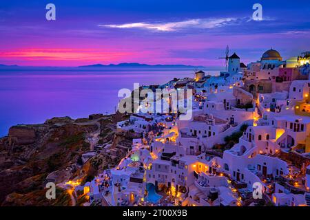 Wunderschöner Blick auf das Dorf Oia mit traditionellen weiß getünchten Häusern und Windmühlen, Insel Santorin, bei Sonnenuntergang, Griechenland. Malerischer Reisehintergrund, berühmtes Reiseziel, farbenfroher Himmel und Wolken. Stockfoto