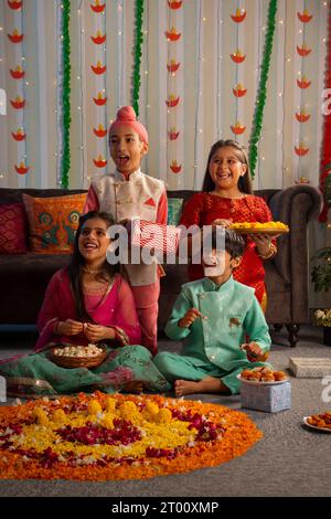 Kinder sind glücklich und lachen zusammen anlässlich von Diwali Stockfoto