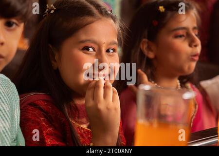 Porträt eines Mädchens in traditioneller Kleidung während der Diwali-Feierlichkeiten Stockfoto