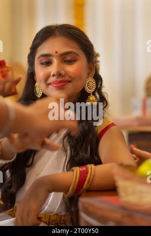 Porträt der schönen bengalischen jungen Frau in traditionellem Outfit Stockfoto