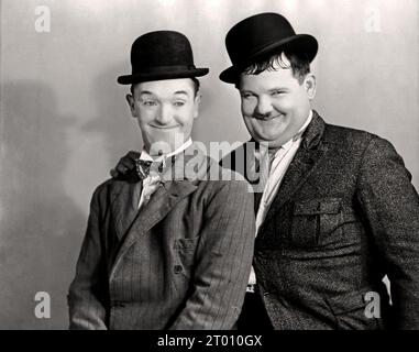 Stan Laurel und Oliver Hardy Publicity noch aus dem Film "Flying Deuces" - 1939. Stockfoto