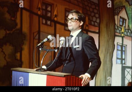 Der französische Komiker Thierry Le Luron während der Fernsehsendung "Champs Elysées" auf Antenne 2, 10. November 1984. Stockfoto