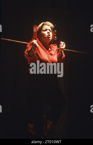 Mimi Mathy auf der Bühne im Théâtre de la Michodière in Paris während der Show „Le Gros N'avion“ am 21. Januar 1991. Stockfoto