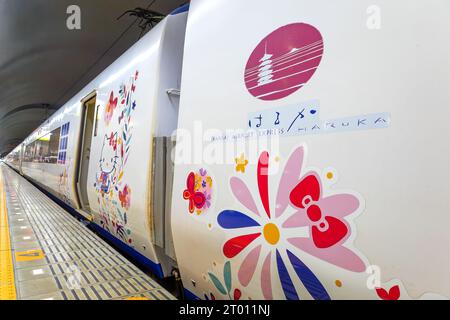 Osaka, Japan - März 28 2023: Hello Kitty Haruka Express der neue JR Kitty-Zug verbindet Besucher nach Japan zwischen Kansai Stockfoto