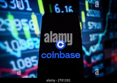 Polen. Oktober 2023. In dieser Fotoabbildung wird auf einem Smartphone ein Coinbase-Logo mit Aktienmarktanteilen im Hintergrund angezeigt. (Foto von Omar Marques/SOPA Images/SIPA USA) *** ausschließlich für redaktionelle Nachrichten *** Credit: SIPA USA/Alamy Live News Stockfoto