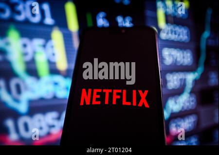 Polen. Oktober 2023. In dieser Fotoabbildung wird auf einem Smartphone ein Netflix-Logo mit einem Aktienanteil im Hintergrund angezeigt. (Foto von Omar Marques/SOPA Images/SIPA USA) *** ausschließlich für redaktionelle Nachrichten *** Credit: SIPA USA/Alamy Live News Stockfoto