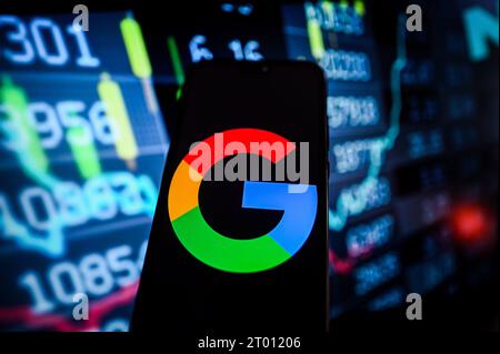 Polen. Oktober 2023. In dieser Fotoabbildung wird auf einem Smartphone ein Google-Logo mit Aktienanteilen im Hintergrund angezeigt. (Foto von Omar Marques/SOPA Images/SIPA USA) *** ausschließlich für redaktionelle Nachrichten *** Credit: SIPA USA/Alamy Live News Stockfoto