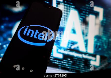 Polen. Oktober 2023. In dieser Abbildung ist ein Intel-Logo auf einem Smartphone mit Symbolen für künstliche Intelligenz (KI) im Hintergrund dargestellt. (Foto von Omar Marques/SOPA Images/SIPA USA) *** ausschließlich für redaktionelle Nachrichten *** Credit: SIPA USA/Alamy Live News Stockfoto