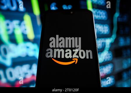 Polen. Oktober 2023. In dieser Fotoabbildung wird auf einem Smartphone ein Amazon-Logo mit Aktienmarktanteilen im Hintergrund angezeigt. (Foto von Omar Marques/SOPA Images/SIPA USA) *** ausschließlich für redaktionelle Nachrichten *** Credit: SIPA USA/Alamy Live News Stockfoto