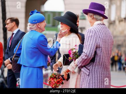 Kopenhagen, Dänemark. Oktober 2023. Kopenhagen, Dänemark. Oktober 2023. Königin Margrethe von Dänemark kommt und begrüßt ihre Schwiegertochter Kronprinzessin Maria bei der Eröffnung des dänischen Parlaments im Schloss Christiansborg in Kopenhagen am Dienstag, den 3. Oktober 2023. (Foto: Liselotte Sabroe/Ritzau Scanpix) Credit: Ritzau/Alamy Live News/Alamy Live News Stockfoto